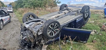 Շիրակի մարզում «Nissan»-ը բախվել է հողաթմբին և գլխիվայր շրջվել. վարորդը տեղում մահացել է