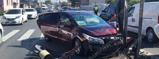 «Զվարթնոց» օդանավակայանի խաչմերուկում «Kia Forte»-ն բախվել է երկաթե սյանը