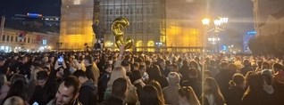 Բելգրադում ամբոխը տոնում է Վուչիչի պարտությունը
