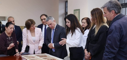 Իգնացիո Կասիսը գրառում է կատարել Մատենադարանի տպավորությունների մատյանում