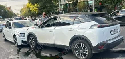Ավտովթար՝ Երևանում․ Կրկեսի խաչմերուկում ճակատ ճակատի բախվել են «BMW»-ն և «Peugeot»-ը