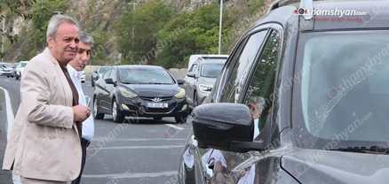 Երևանում «Nissan Tiida»-ն բախվել է «Nissan Rogue»-ին. վարորդներից մեկը քաղաքական մեկնաբան Արթուր Կիրակոսյանն է