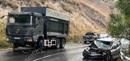 Երևան-Մեղրի ավտոճանապարհին բախվել են «Shacman» բեռնատարը և «Opel»-ը․ հայր ու որդի տեղափոխվել են հիվանդանոց