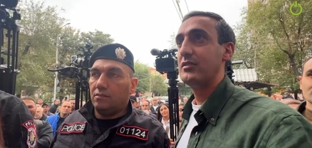 Որ լավ սովորեիր, նիկոլական չէիր դառնա. վիճաբանություն՝ ակցիայի մասնակիցների ու թաղապետի միջև