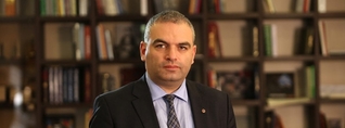 Դեղին մամուլի շանտաժիստ գրչակներին բնորոշ ձևով հիմա էլ փորձում է իր կեղտոտ ու արյունոտ հետքերը մաքրել. Հայկ Դեմոյանը՝ Փաշինյանի մասին