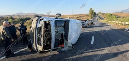 «Սևանի գաղութի» հարևանությամբ միկրոավտոբուսը կողաշրջվել է․ կան վիրավորներ