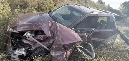 «Mercedes»-ը բախվել է երկաթե արգելապատնեշներին և հայտնվել դաշտում․ կան վիրավորներ, այդ թվում՝ երեխաներ
