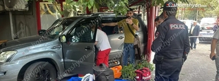 Երևանում բախվել են «Nissan Rogue»-ը և «Lexus GX470»-ը․ վերջինը հայտնվել է մայթին,  կոտրել խմորեղենի արտադրամասի ապակիները