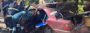 Արենիում բախվել են «Kia»-ն և «Mercedes»-ը․ 2 վիրավորին ավտոմեքենայից դուրս են բերել հատուկ տեխնիկայով