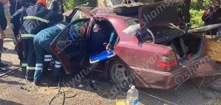 Արենիում բախվել են «Kia»-ն և «Mercedes»-ը․ 2 վիրավորին ավտոմեքենայից դուրս են բերել հատուկ տեխնիկայով