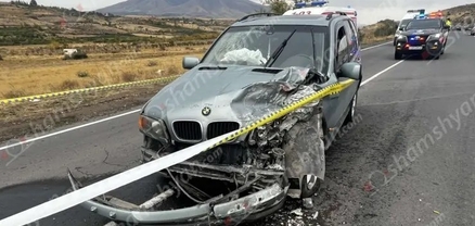 Աշտարակ-Եղվարդ ավտոճանապարհին բախվել են «BMW X5»-ը և «Scania» բեռնատարը․ կան վիրավորներ