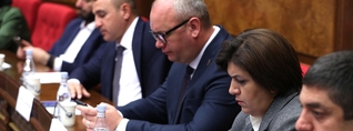 Ինչով են զբաղված պատգամավորները՝ ԱԺ նիստի ժամանակ (լուսանկարներ)