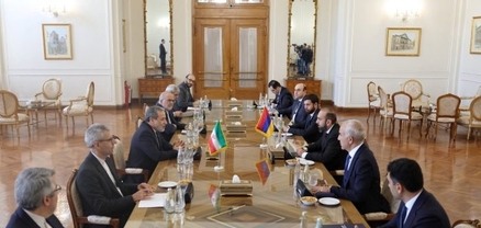 Միրզոյանն ու Արաղչին Թեհրանում բանակցում են պատվիրակությունների մասնակցությամբ