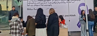 Նիկոլ Փաշինյանի կինը՝ ընդդեմ բռնության․ Աննա Հակոբյանը ստորագրահավաք է անում Գյումրիում