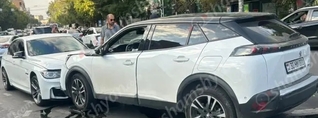 Ավտովթար՝ Երևանում․ Կրկեսի խաչմերուկում ճակատ ճակատի բախվել են «BMW»-ն և «Peugeot»-ը