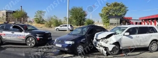 Ավտովթար՝ Երևանում. Շիրազի փողոցում բախվել են Mitsubishi-ն ու Opel-ը. կա վիրավոր