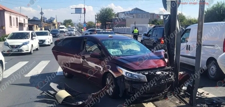 «Զվարթնոց» օդանավակայանի խաչմերուկում «Kia Forte»-ն բախվել է երկաթե սյանը