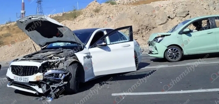 Դավիթ Բեկի փողոցում բախվել են «Mercedes»-ը, 2 «Changan»-ները ու բեռնատար «Գազել»-ը