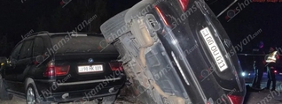 «Կանանց գաղութի» մոտ «Maybach»-ը կոտրել է գազի խողովակները, բախվել «BMW X5»-ին և կողաշրջվել. կան վիրավորներ