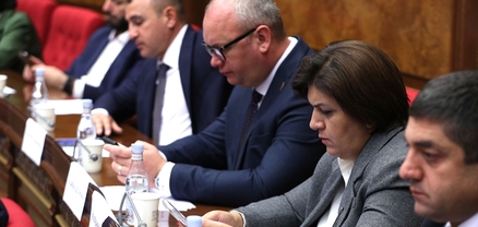 Ինչով են զբաղված պատգամավորները՝ ԱԺ նիստի ժամանակ (լուսանկարներ)