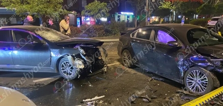 Ազատության պողոտայում բախվել են «Tesla»-ն ու 2 «Kia»-ները. կան վիրավորներ. shamshyan.com