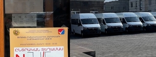 Մարտունիում միջքաղաքային երթուղին սպասարկող նոր սպրինտերները՝ ընտրական տեղամասի մոտ