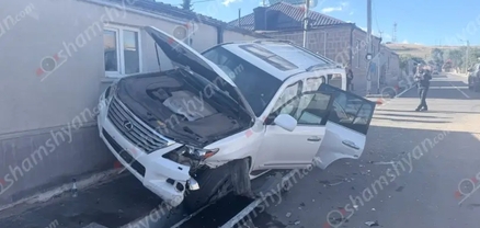 Մարտունիում բախվել են «Opel»ն ու «Lexus LX570»-ը. վերջինը բախվել է տան պատին. կա վիրավոր