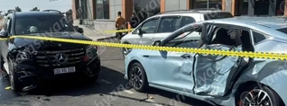 Ձորաղբյուրում բախվել են Mercedes GLS 450-ը, JAC-ը և Opel Zafira-ն․ կան վիրավորներ