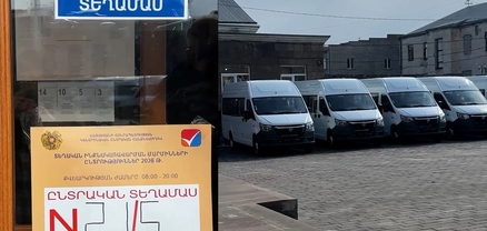 Մարտունիում միջքաղաքային երթուղին սպասարկող նոր սպրինտերները՝ ընտրական տեղամասի մոտ