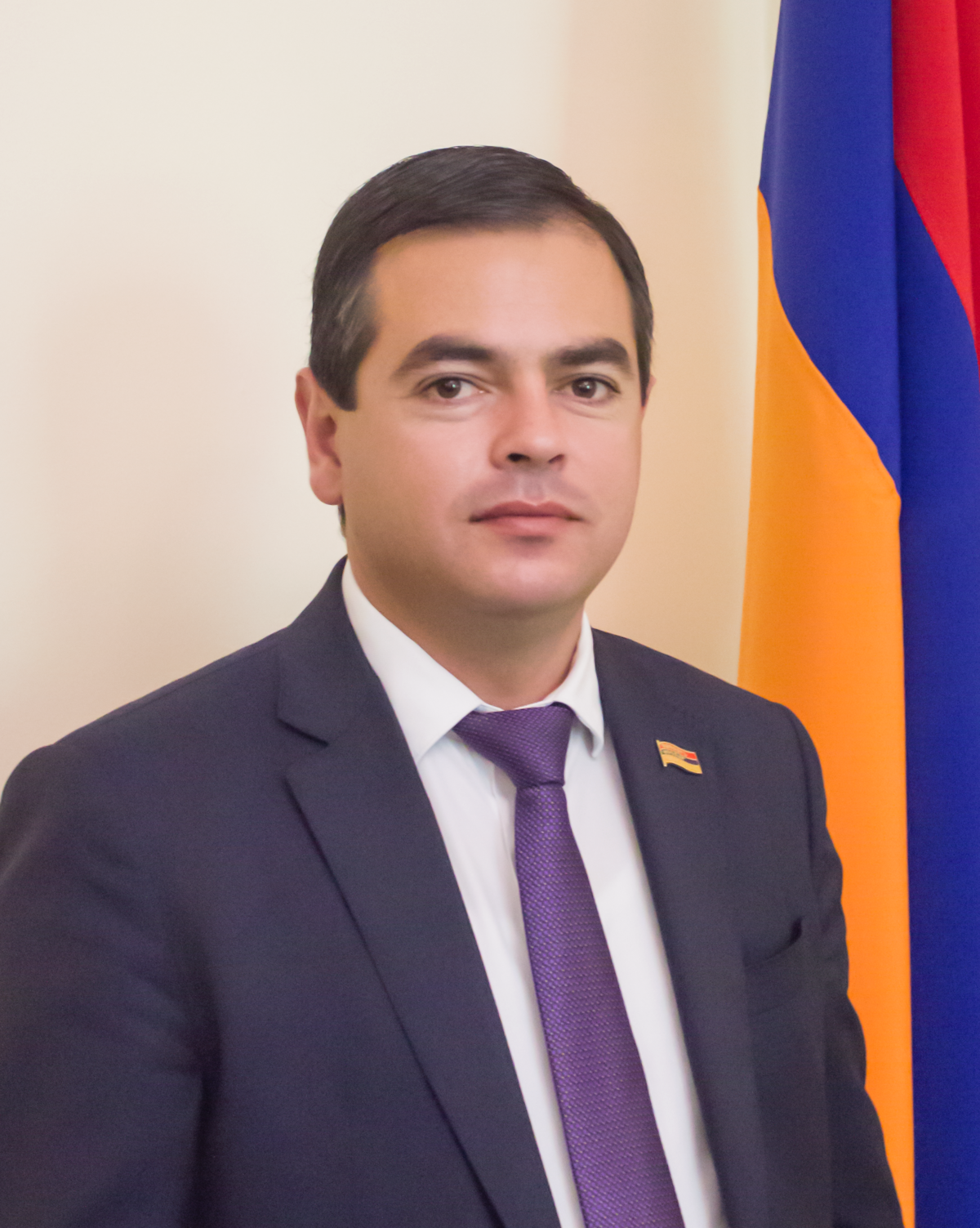 Պատգամավորի օգնականը նաև պատգամավորի գործարանում է օգնական 