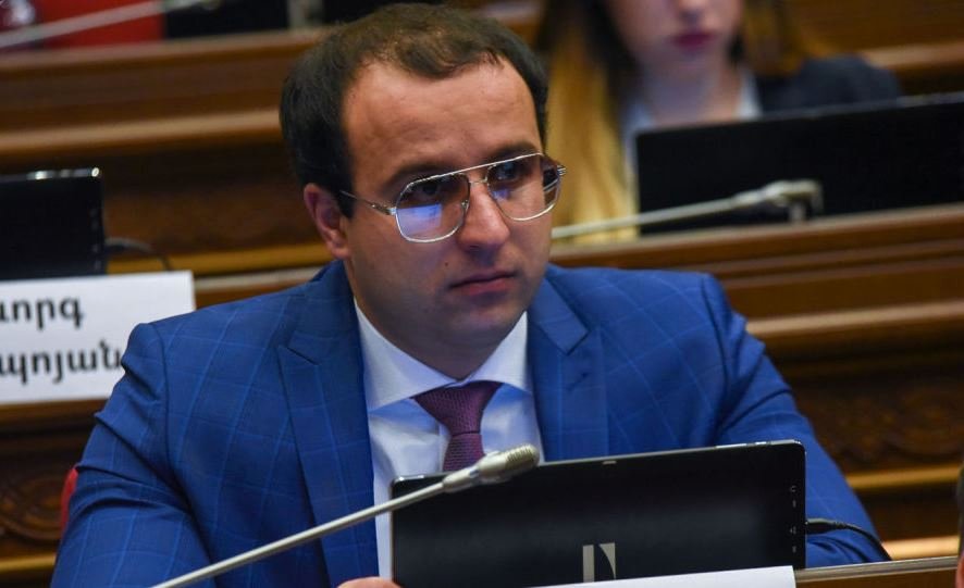 Ազգային ժողովում իրավիճակը կտրուկ լարվեց. պատգամավորները սկսեցին շշեր նետել իրար վրա