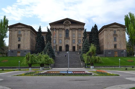 Աշխատանքից ազատվել են ԱԺ նախագահի խորհրդականները, աշխատակազմի ղեկավարը և այլ պաշտոնյաներ