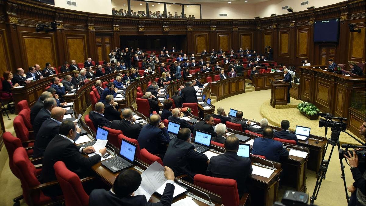 ԱԺ-ում այս պահին «թիթեռ են նկարում»